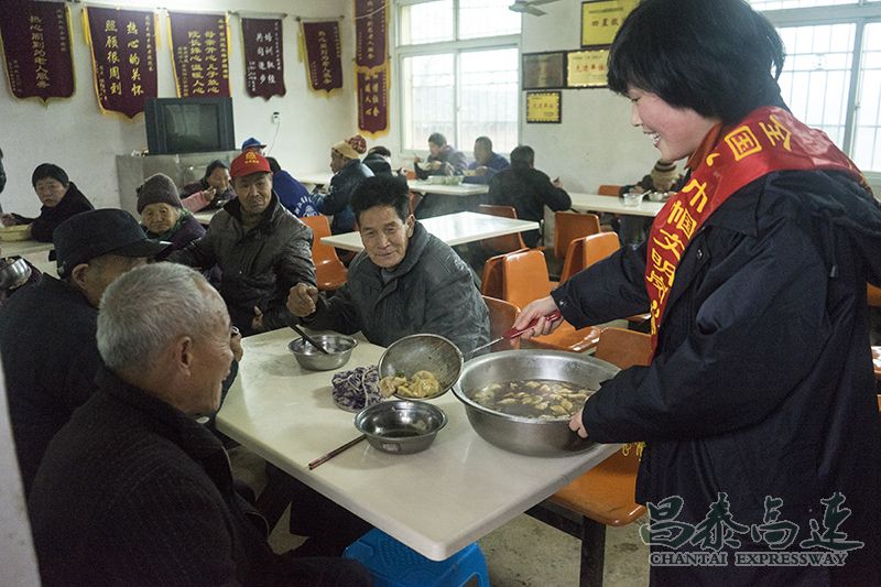 信息中心：学习雷锋爱敬老 欢歌笑语闹元宵